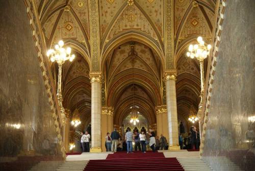 Eingang zum Parlament in Budapest